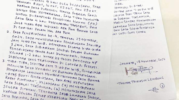 Surat kesaksian Tom Lembong terkait kronologi pemeriksaan dan penahanan dalam kasus impor gula di Kementerian Perdagangan (Kemendag) pada 2015-2016, Jakarta, Rabu (20/11/2024).  <b>(ANTARA/Luthfia Miranda Putri/aa.)</b>