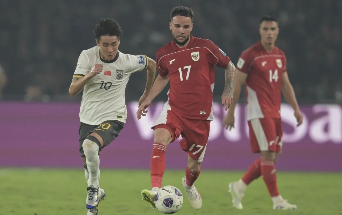 Pesepak bola Timnas Indonesia Calvin Verdonk (kanan) menggiring bola dibayangi pesepak bola Timnas China Wei Shihao (kiri) pada pertandingan Kualifikasi Piala Dunia 2026 putaran ketiga Grup C di Stadion Utama Gelora Bung Karno, Jakarta, Kamis (5/6/20 <b>(ANTARA)</b>