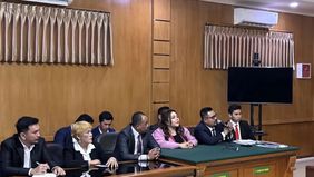 Sidang gugatan yang diajukan selebgram Lisa Mariana terhadap mantan Gubernur Jawa Barat Ridwan Kamil di Pengadilan Negeri (PN) Bandung harus ditunda setelah pihak tergugat tidak hadir dalam persidangan.