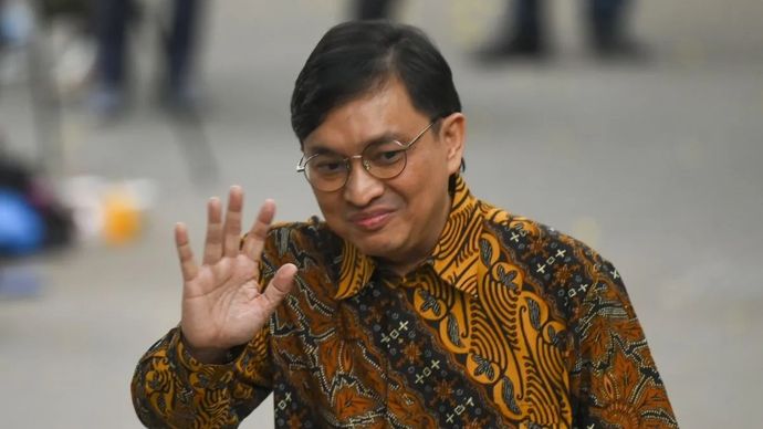 Musikus Yovie Widianto menyapa wartawan setibanya di kediaman Presiden Terpilih Prabowo Subianto di Jalan Kertanegara, Jakarta Selatan, Selasa (15/10/2024).