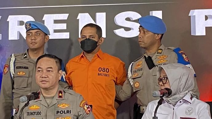 Karopenmas Divisi Humas Polri Brigjen Pol. Trunoyudo Wisnu Andiko (kiri depan) bersama anggota Kompolnas Ida Oetari Poernamasasi (kanan depan) menggelar konferensi pers kasus hukum AKBP Fajar Widyadharma Lukman Sumaatmaja (tengah).