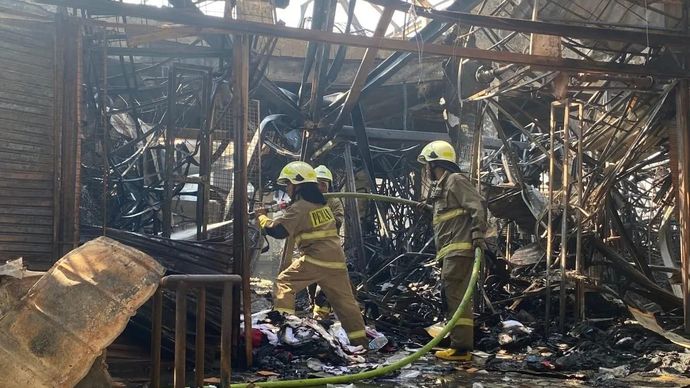 Sejumlah petugas Suku Dinas Penanggulangan Kebakaran dan Penyelamatan (Gulkarmat) Jakarta Selatan masih memadamkan api di Pasar Taman Puring, Jakarta, Selasa (29/7/2025). ANTARA/Luthfia Miranda Putri.