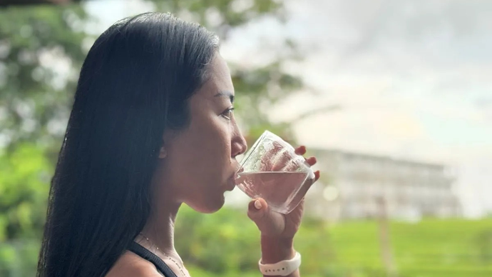 Menjaga keseimbangan cairan berarti memperhatikan sinyal tubuh dan mengatur asupan air serta elektrolit secara seimbang sepanjang hari. ANTARA/Sizuka