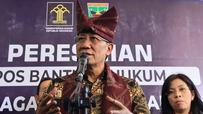 Menteri Hukum (Menkum) Supratman Andi Agtas memberikan penjelasan di Kota Padang, Senin (30/3/2026). Menkum Supratman Andi Agtas mengatakan pemerintah akan menegakkan hukum dengan tegas terhadap platform media sosial yang terbukti melanggar PP Tunas. ANTARA/Muhammad Zulfikar