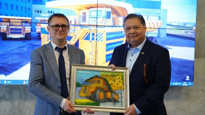 Wakil Menteri Industri Republik Belarus Leonid Ryzkovsky (kiri) dan Menteri Koordinator Bidang Perekonomian Airlangga Hartarto (kanan) saat mengunjungi sejumlah industri strategis Belarus di sektor alat berat, kendaraan komersial, dan mekanisasi pertanian modern, Minsk, Belarus, Kamis 14 Mei 2026. ANTARA/HO-Kemenko Perekonomian.