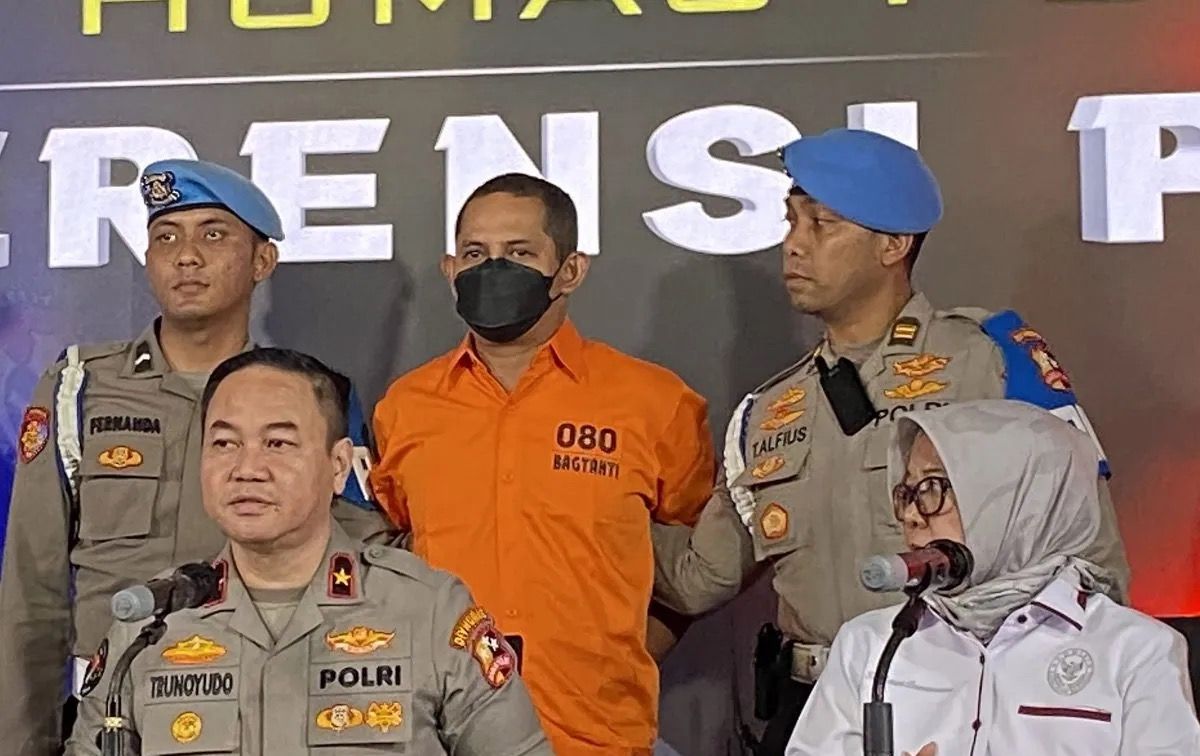 Karopenmas Divisi Humas Polri Brigjen Pol. Trunoyudo Wisnu Andiko (kiri depan) bersama anggota Kompolnas Ida Oetari Poernamasasi (kanan depan) menggelar konferensi pers kasus hukum AKBP Fajar Widyadharma Lukman Sumaatmaja (tengah). <b>(Antara)</b>