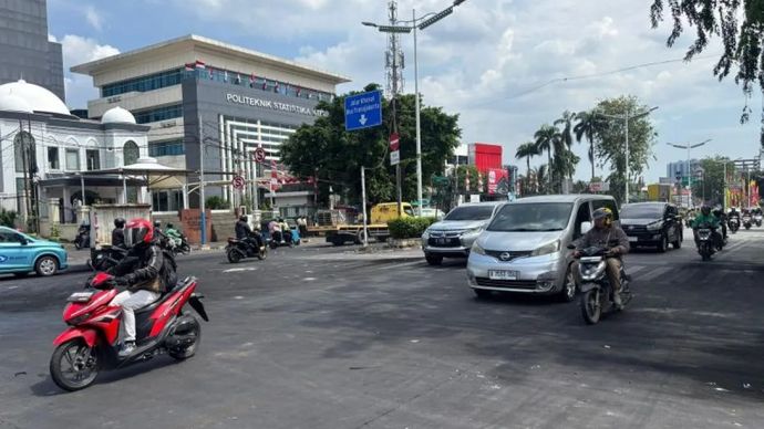 Kendaraan mulai berlalu lalang di Jalan Otto Iskandardinata (Otista), Kecamatan Jatinegara, Jakarta Timur, Jumat 29 Agustus 2025. (ANTARA/Siti Nurhaliza)