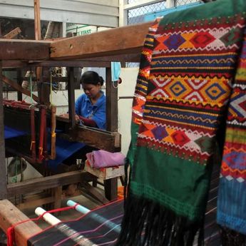 Kemenbud Dukung Pelestarian Budaya Batak dan Pengusulan Ulos ke UNESCO