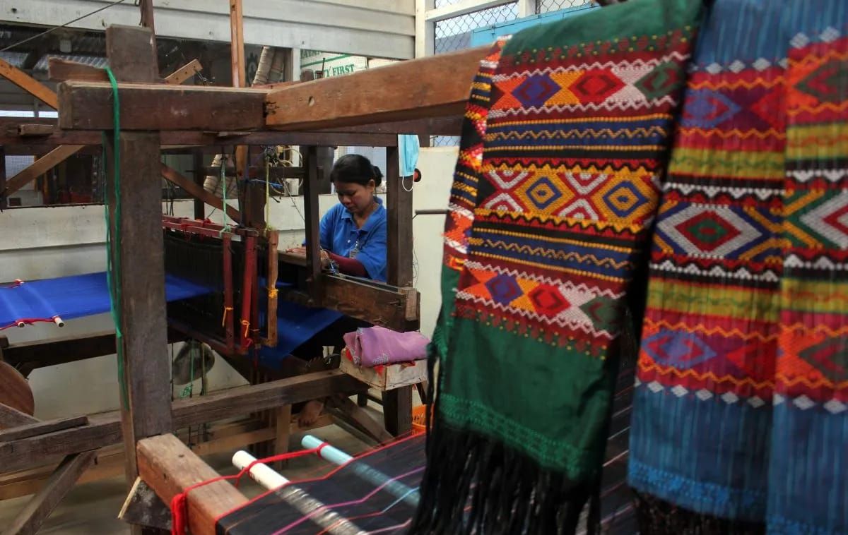 Arsip Foto - Perajin menyelesaikan pembuatan kain tenun tradisional ulos di Galeri Ulos Sianipar, Medan Denai, Sumatera Utara, Jumat 6 Januari 2023. (ANTARA FOTO/Yudi) <b>(Antara)</b>