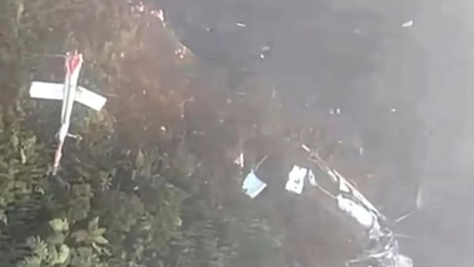 Tangkapan layar Video yang merekam serpihan yang diyakini bagian badan helikoter PK-IWS yang jatuh di kawasan Pegunungan Jila, Kabupaten Mimika, Papua Tengah, Rabu 10 September 2025. ANTARA/HO-Basarnas