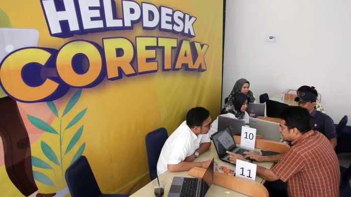 Pegawai melayani wajib pajak yang akan melakukan pembuatan e-Faktur di Kantor Direktorat Jenderal Pajak Wilayah Sumatera Utara I, Medan, Sumut, Senin 17 Februari 2025. ANTARA FOTO/Yudi Manar/tom.