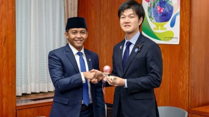 Menhut Raja Juli Antoni (kiri) dan Menteri Pertanian, Kehutanan, dan Perikanan Jepang Suzuki Norikazu dalam pertemuan yang berlangsung di Tokyo, Jepang. ANTARA/HO-Kemenhut