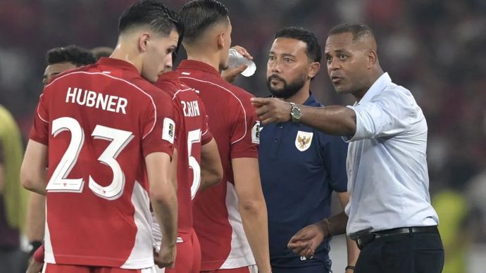 Arsip - Pelatih Timnas Indonesia Patrick Kluivert (kanan) didampingi asisten pelatih Denny Landzaat (kedua kanan) memberikan arahan kepada anak asuhnya pada pertandingan Kualifikasi Piala Dunia 2026 putaran ketiga Grup C melawan Timnas China di Stadion Utama Gelora Bung Karno, Jakarta, Kamis 5 Juni 2025. ANTARA FOTO/Fauzan/mrh/tom.