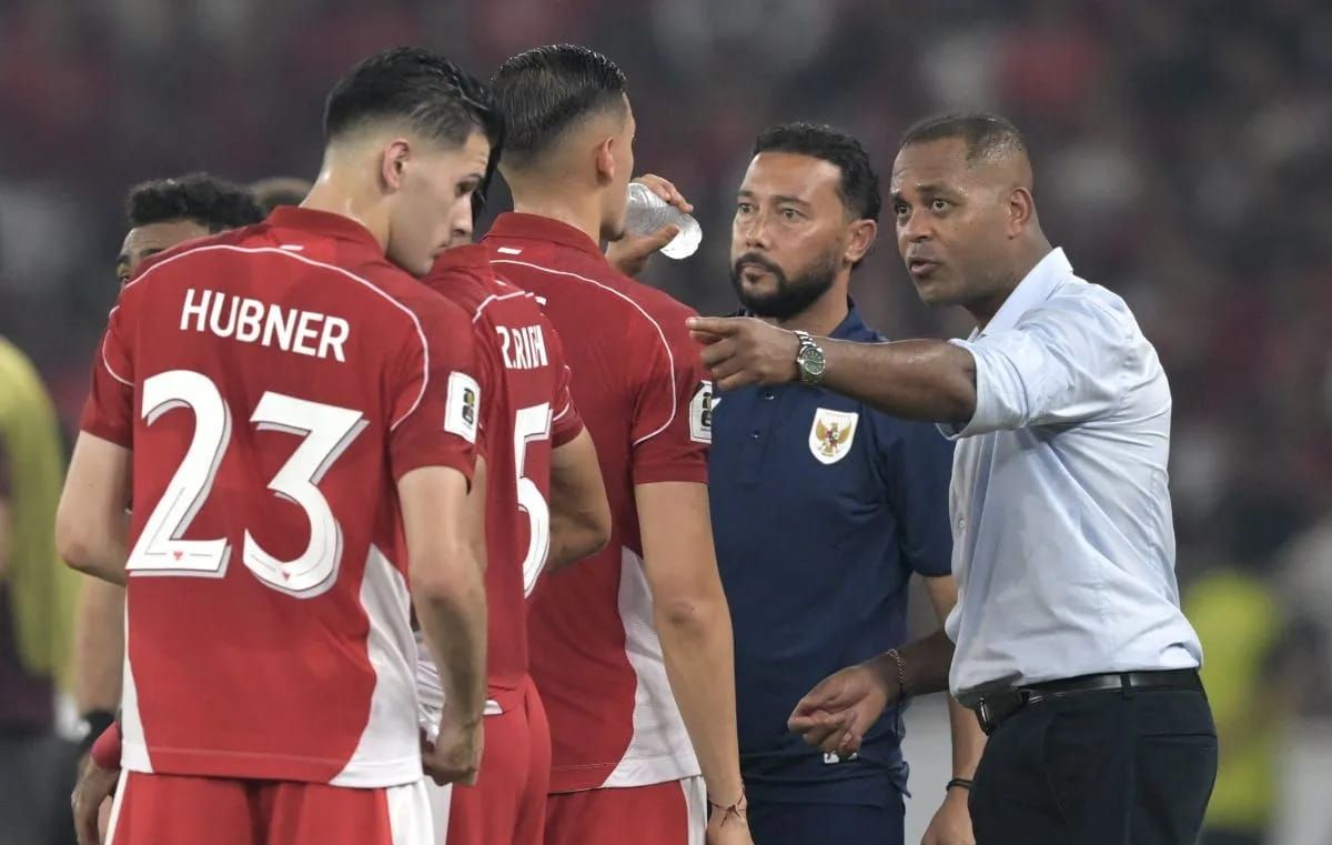 Arsip - Pelatih Timnas Indonesia Patrick Kluivert (kanan) didampingi asisten pelatih Denny Landzaat (kedua kanan) memberikan arahan kepada anak asuhnya pada pertandingan Kualifikasi Piala Dunia 2026 putaran ketiga Grup C melawan Timnas China di Stadi <b>(Antara)</b>