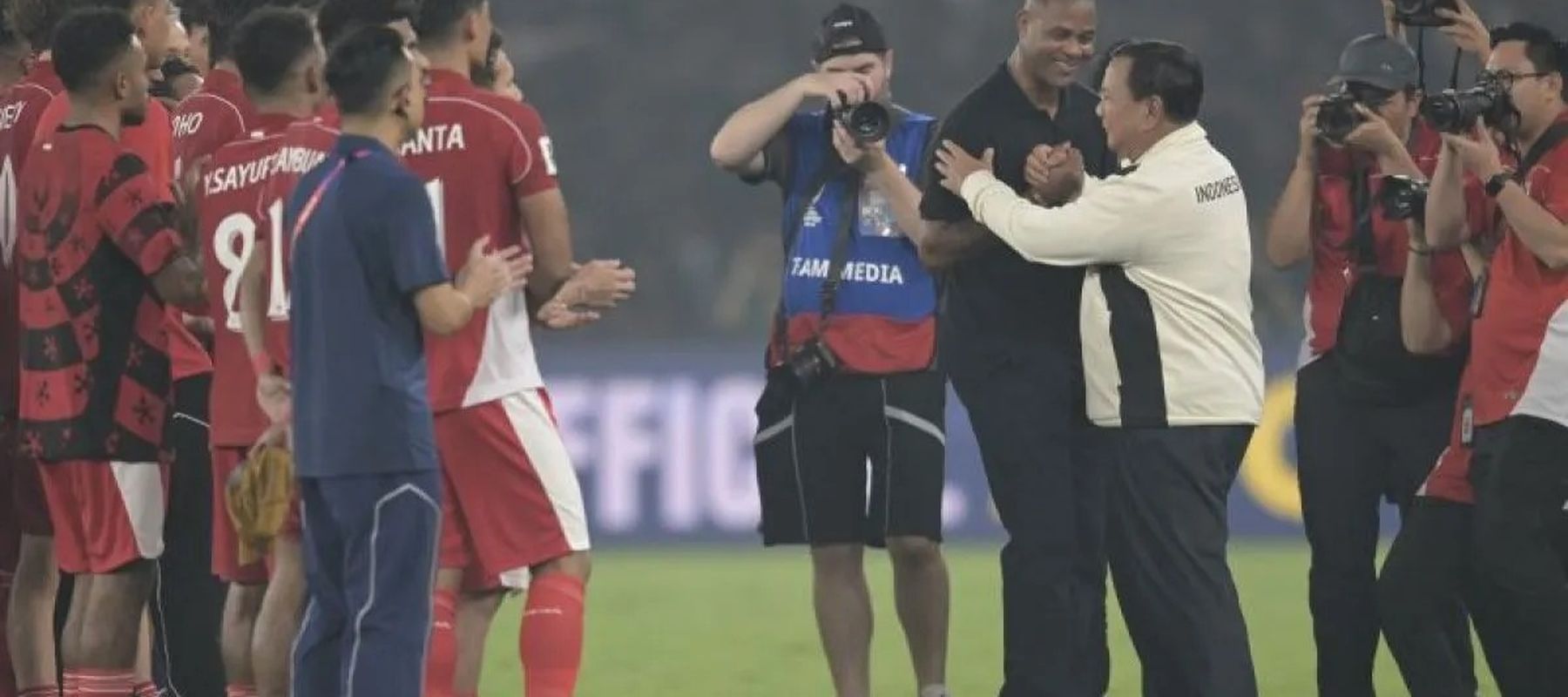 Presiden Prabowo Subianto menyalami Pelatih Timnas Indonesia Patrick Kluivert usai kalahkan Timnas China.