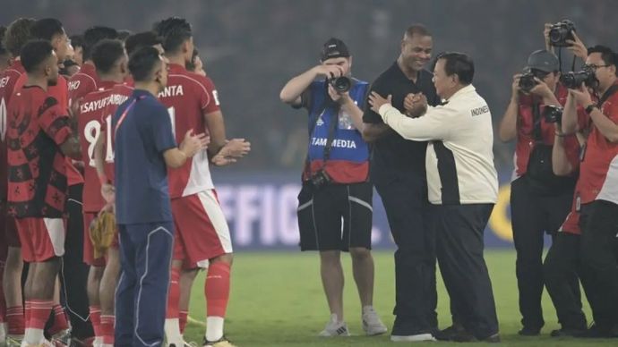 Presiden Prabowo Subianto menyalami Pelatih Timnas Indonesia Patrick Kluivert usai kalahkan Timnas China.
