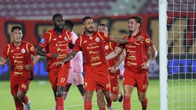 Penyerang Persija Jakarta, Maxwell (kedua dari kanan), merayakan gol yang dicetaknya ke gawang PSBS Biak.