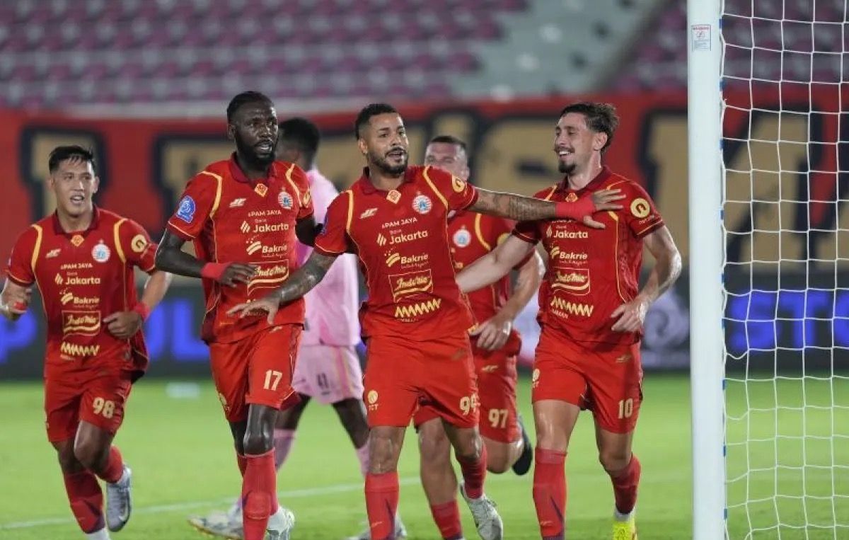 Penyerang Persija Jakarta, Maxwell (kedua dari kanan), merayakan gol yang dicetaknya ke gawang PSBS Biak. <b>(Antara)</b>