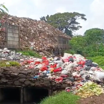 Warga Khawatir Banjir Usai Tembok TPS Kramat Jati Roboh