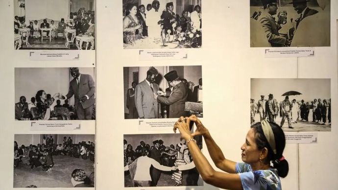Pengunjung memotret arsip foto Presiden pertama RI Soekarno dalam pameran Arsip Gagasan yang Tercetak : Bung Karno Dalam Visual di Rumah Pohan Kota Lama, Semarang, Jawa Tengah, Rabu 18 Juni 2025. Pameran yang menampilkan ratusan koleksi sejarah prangko Indonesia yang dicetak antara tahun 1949-1953 cetakan Wina dan Philadelphia, repro lukisan karya Soekarno dan seniman, buku perjuangan Soekarno, serta arsip fotografi perjalanan Bung Karno selama menjadi presiden pertama RI itu bertujuan untuk menggugah kembali kesadaran sejarah kepada masyarakat terutama generasi muda. ANTARA FOTO/Makna Zaezar/rwa.