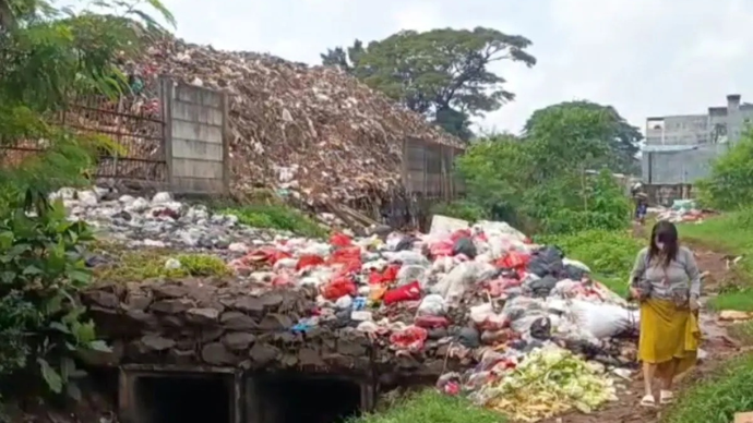 Tembok pembatas di Tempat Penampungan Sementara (TPS) Pasar Induk Kramat Jati, Jakarta Timur, roboh diduga akibat tekanan tumpukan sampah yang menggunung, Rabu 1 April 2026). (ANTARA/Siti Nurhaliza).