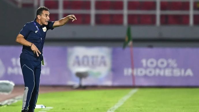 Pelatih Timnas U-23 Indonesia Gerald Vanenburg memberikan arahan kepada pemainnya saat bertanding melawan Timnas U-23 Laos dalam Kualifikasi Grup J Piala Asia U-23 2026 di Stadion Gelora Delta Sidoarjo, Jawa Timur, Rabu 3 September 2025 malam. ANTARA FOTO/Sigid Kurniawan