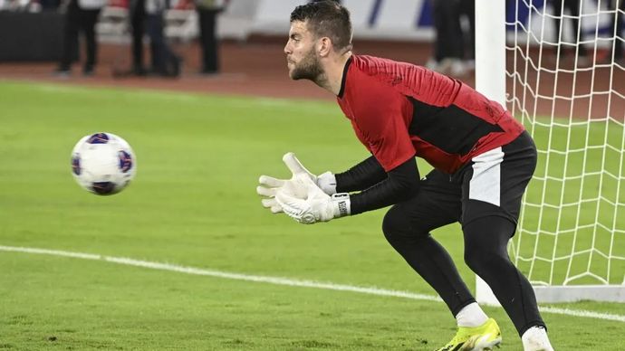 Kiper Timnas Indonesia Maarten Paes mengikuti sesi latihan resmi jelang pertandingan Kualifikasi Piala Dunia 2026 di Stadion Utama Gelora Bung Karno, Jakarta, Senin 24 maret 2025. ANTARA FOTO/Hafidz Mubarak A/foc.