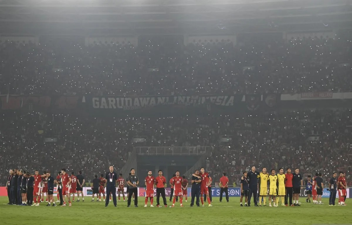 Ilustrasi - Sejumlah pesepak bola dan ofisial Timnas Indonesia menyanyikan lagu Tanah Airku usai pertandingan melawan Timnas China pada Kualifikasi Piala Dunia 2026 putaran ketiga Grup C di Stadion Utama Gelora Bung Karno, Jakarta, Kamis (5/6/2025).  <b>(Antara)</b>