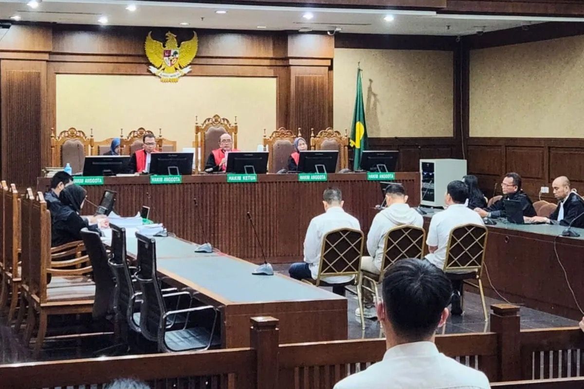 Tiga pejabat Blueray Cargo, John Field, Dedy Kurniawan, serta Andri, dalam sidang pembacaan surat tuntutan di Pengadilan Tindak Pidana Korupsi pada Pengadilan Negeri Jakarta Pusat, Senin, 22 Juni 2026. <b>(Antara)</b>