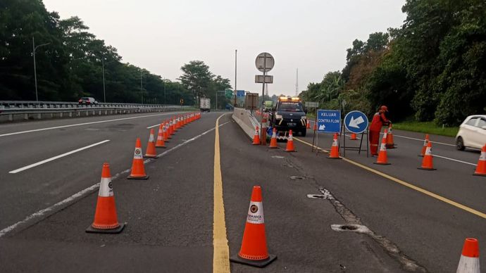 PT Jasa Marga (Persero) melakukan rekayasa lalu lintas contraflow di Tol Jagorawi arah Puncak.