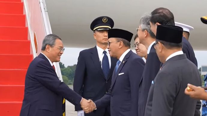 Perdana Menteri (PM) China Li Qiang bersama Menteri Investasi dan Hilirisasi sekaligus Kepala Badan Pengelola Investasi Daya Anagata Nusantara (BPI Danantara), Rosan Roeslani.