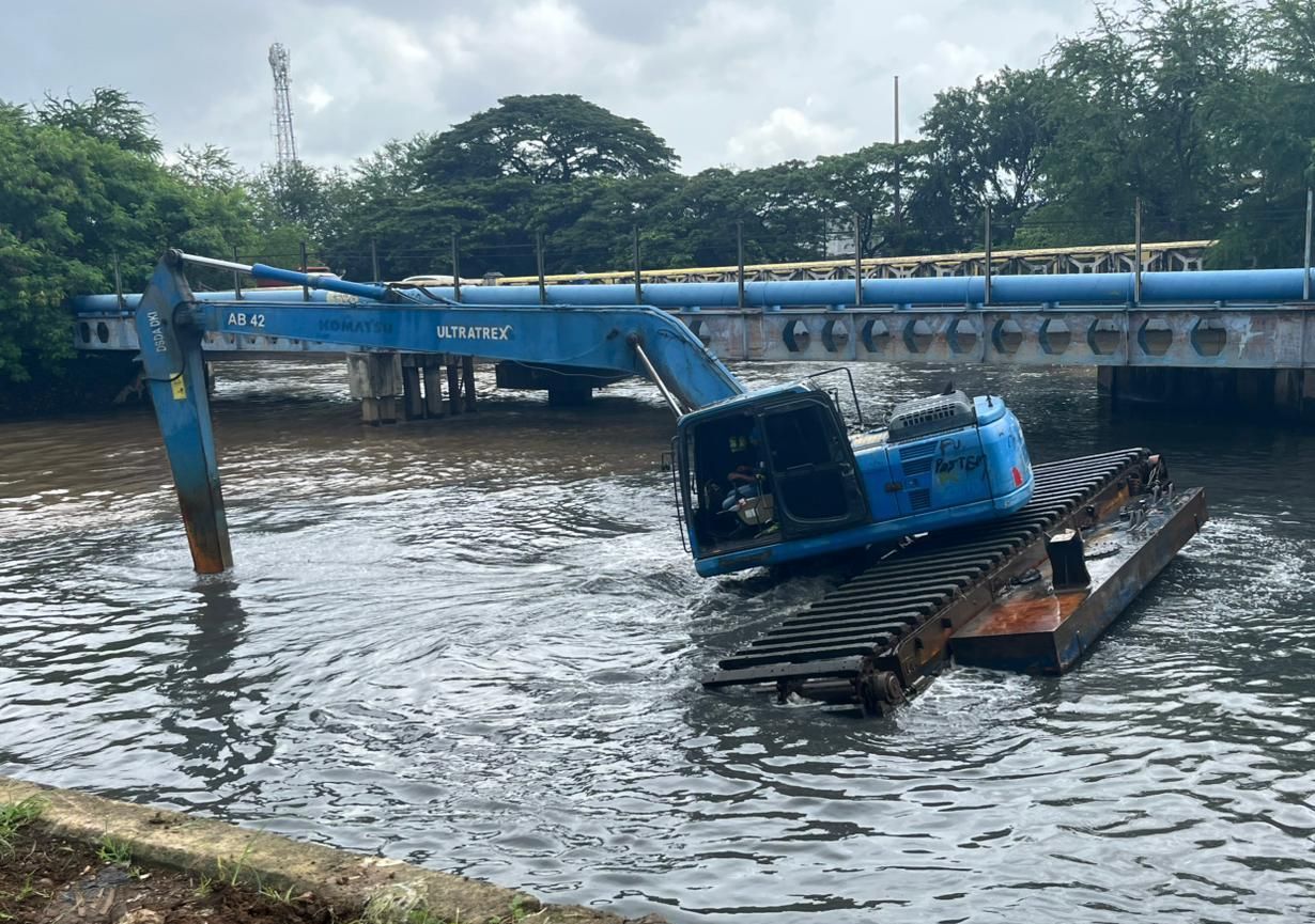 Pengerukan kali Sepak Kembangan  <b>(NTVNews.id/Adiansyah)</b>