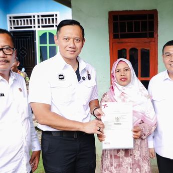 AHY Serahkan Sertifikat Tanah di Bengkulu Demi Kepastian Hukum