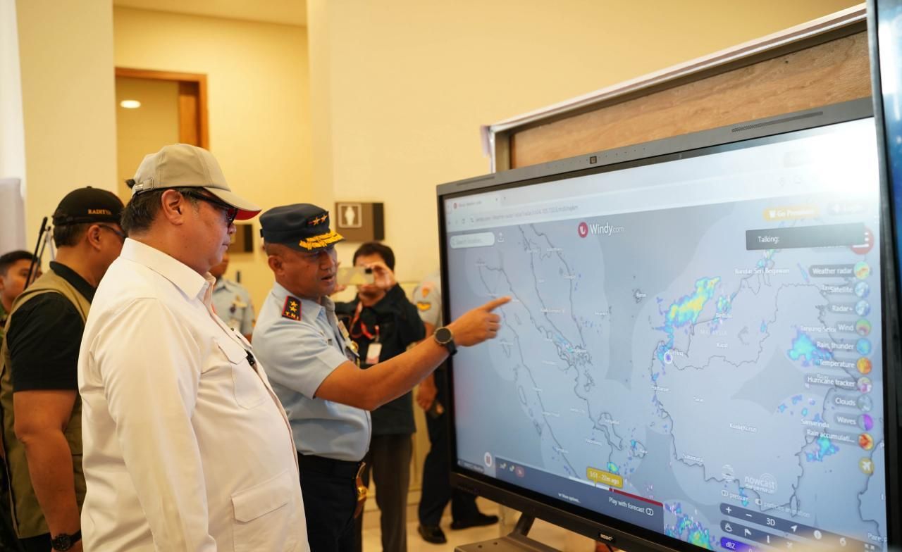 Menko Perekonomian Airlangga Hartarto memimpin penyaluran bantuan tanggap darurat untuk Bencana di Pulau Sumatera. <b>(Dok. Kemenko Perekonomian)</b>