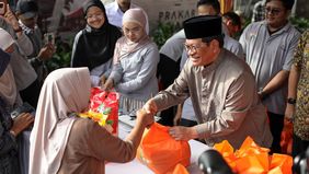 Gubernur DKI Jakarta Pramono Anung menyalurkan ratusan paket sembako melalui program tebus murah kepada warga di Balai Warga Ciganjur, Kecamatan Jagakarsa, Jakarta Selatan, Kamis, 5 Maret 2026.