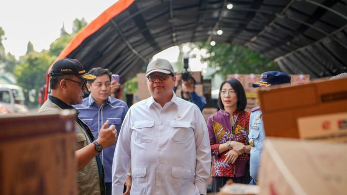 Menko Perekonomian Airlangga Hartarto memimpin penyaluran bantuan tanggap darurat untuk Bencana di Pulau Sumatera.