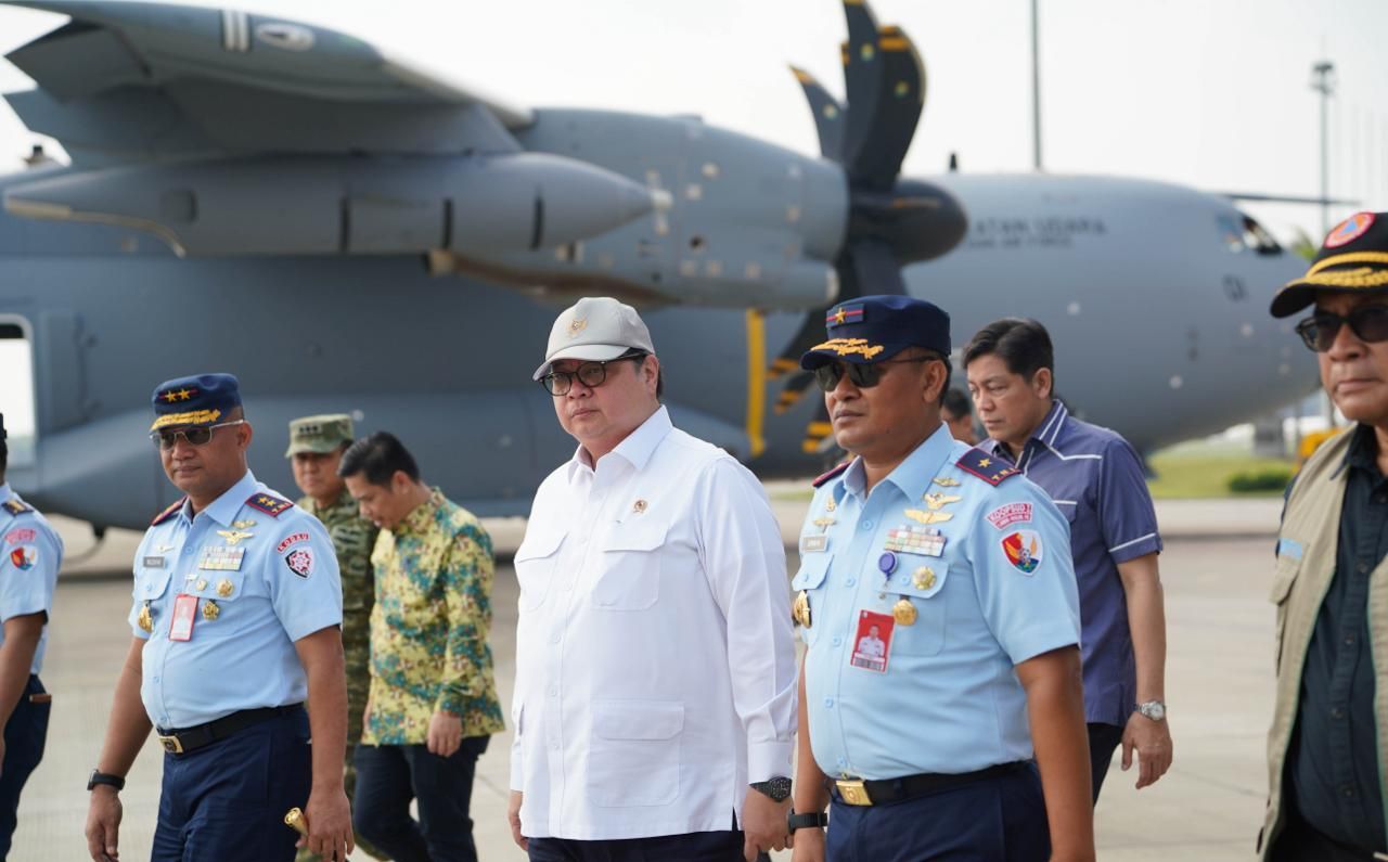 Menko Perekonomian Airlangga Hartarto memimpin penyaluran bantuan tanggap darurat untuk Bencana di Pulau Sumatera. <b>(Dok. Kemenko Perekonomian)</b>
