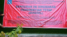 Pemerintah Kota Administrasi Jakarta Barat mengambil tindakan tegas dengan menyegel bangunan lapangan padel milik MMT Padel di kawasan Sentra Primer Barat (SPB), Jalan Puri Ayu, RW 02, Kelurahan Kembangan Selatan, Kecamatan Kembangan, pada Senin, 2 M