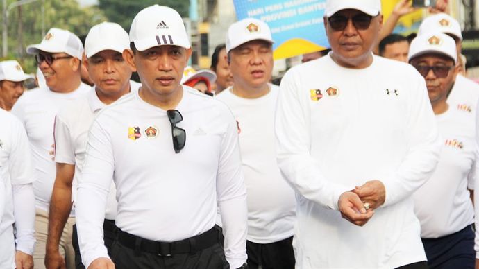 Ketua PWI Pusat Akhmad Munir bersama jajaran pengurus, Kapolri Jenderal Polisi Listyo Sigit Prabowo, dan Gubernur Banten Andra Soni melakukan jalan sehat bersama dengan masyarakat pers dan ribuan masyarakat Banten