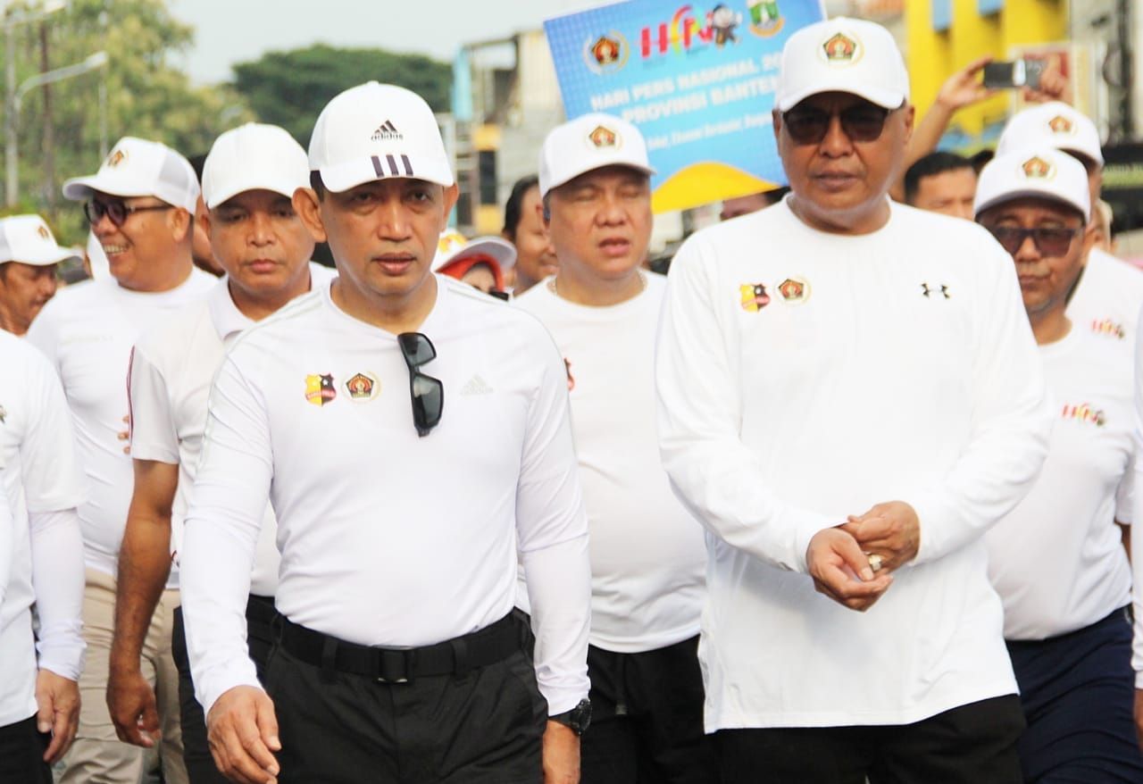 Ketua PWI Pusat Akhmad Munir bersama jajaran pengurus, Kapolri Jenderal Polisi Listyo Sigit Prabowo, dan Gubernur Banten Andra Soni melakukan jalan sehat bersama dengan masyarakat pers dan ribuan masyarakat Banten