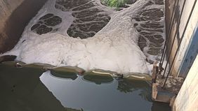 Dinas Lingkungan Hidup (DLH) DKI Jakarta akan melaksanakan simulasi penanggulangan pencemaran busa di Pintu Air Weir 3 Banjir Kanal Timur (BKT) pada Rabu, 13 Agustus 2025.