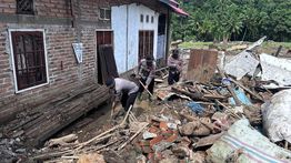 Personel Brimob Turun Langsung Bersihkan Rumah Warga Terdampak Banjir di Agam