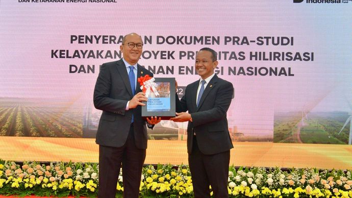 Menteri Energi dan Sumber Daya Mineral (ESDM) sekaligus Ketua Satgas Percepatan Hilirisasi dan Ketahanan Energi Nasional Bahlil Lahadalia kepada CEO Danantara Rosan Roeslani/Ist