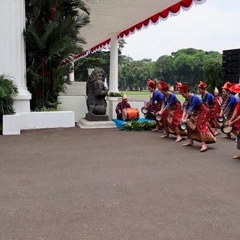 Momen Tari Indang Sumbar Sambut Ratu Maxima di Istana Merdeka
