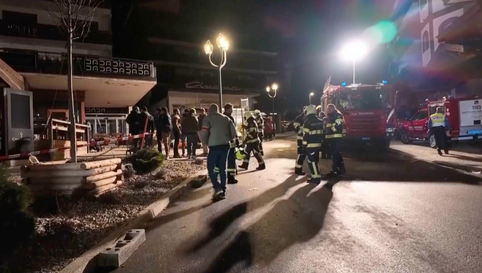 Petugas penyelamat dan pemadam kebakaran berada di dekat lokasi kebakaran pada Kamis dini hari. Foto: Police Cantonale Valaisanne/AP <b>(The Guardian)</b>