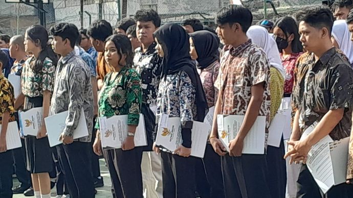 Pramono Serahkan Pemutihan Ijazah Tahap 4 di SMA Islam Said Naum, Tanah Abang, Jakarta Pusat