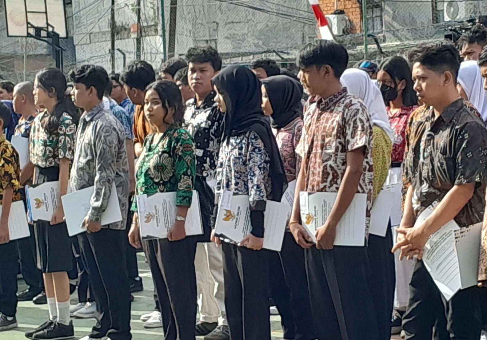 Pramono Serahkan Pemutihan Ijazah Tahap 4 di SMA Islam Said Naum, Tanah Abang, Jakarta Pusat <b>(NTVNews.id/ Adiansyah)</b>