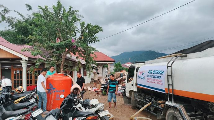 BNI Gerak Cepat Salurkan Bantuan bagi Warga Terdampak Banjir di Padang.
