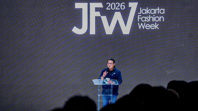 Menteri Ekonomi Kreatif, Teuku Riefky Harsya, Memberi sambutan pada acara Jakarta Fashion Week (JFW) 2026 yang berlangsung di City Hall, Pondok Indah Mall 3, Jakarta, Minggu (2/11/2025).