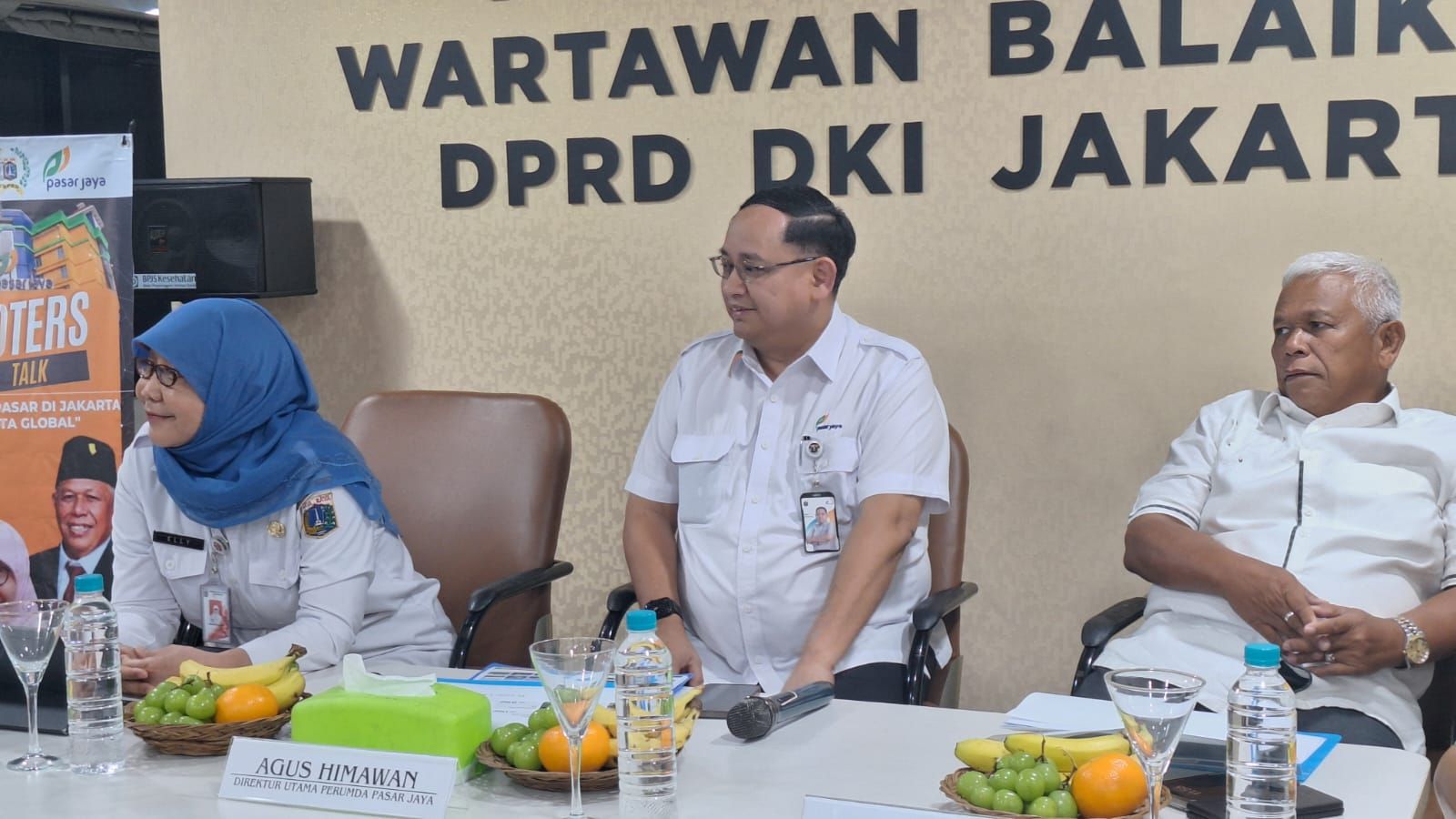 Direktur Utama Perumda Pasar Jaya, Agus Himawan (tengah). <b>(NTVNews.id/ Adiansyah)</b>
